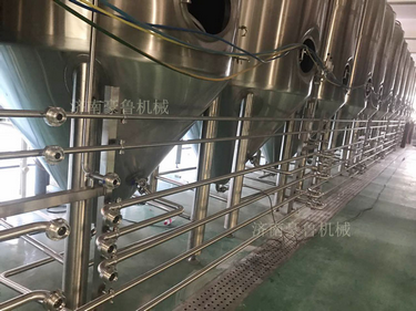 精釀啤酒設(shè)備底部細節(jié) 精釀啤酒設(shè)備底部細節(jié)